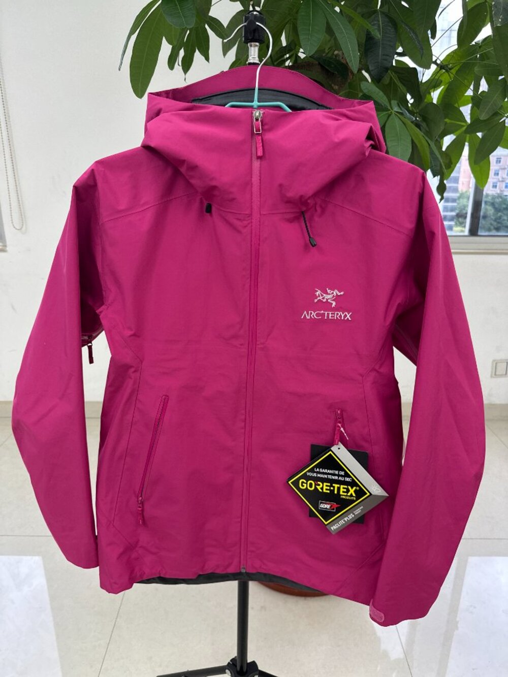Arc'teryx Women's Windproof and Waterproof Shell Jacket Size M Magenta